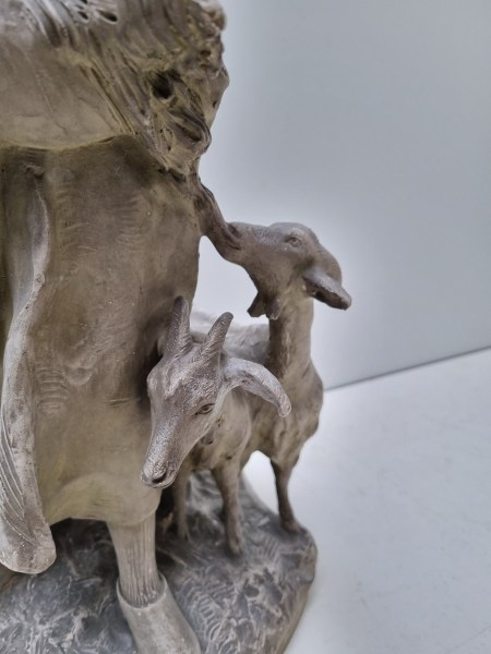 Richard-Aurili beeld-statue-sculpture-Italian-terracotta-jongedame-geiten-young-lady-coats-00005